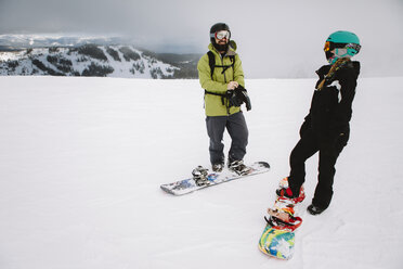 Ein Paar beim Snowboarden in Lake Tahoe - AURF03634