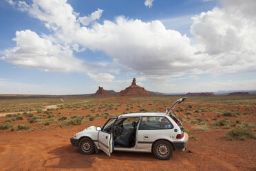 Ein Auto wird auf einem Campingplatz im Valley of the Gods, Utah, entladen. - AURF03635