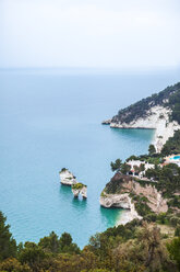 Italien, Apulien, Mattinata, Adriatisches Meer, Strand Faraglioni und Strand Baia delle Zagare - FLMF00010