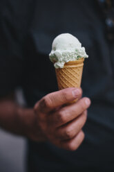 Eine Hand hält ein Gelato-Eis in Italien. - AURF03638