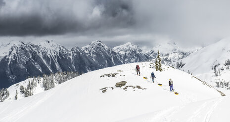 Eine Gruppe von Bergsteigern schleppt Schlitten mit Ausrüstung über den Schnee im Mount Baker Backcountry. - AURF03705