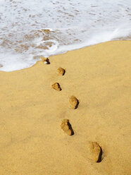 Spain, Canaray Islands, Fuerteventura, footprints on beach - WWF04405