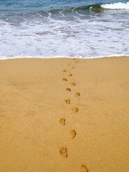 Spanien, Kanarische Inseln, Fuerteventura, Fußabdrücke am Strand - WWF04406