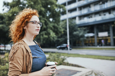 Frau auf dem Weg zur Arbeit mit einem Kaffee zum Mitnehmen - ZEDF01513