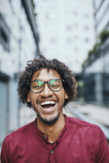 Porträt eines jungen Mannes mit Brille - ZEDF01531