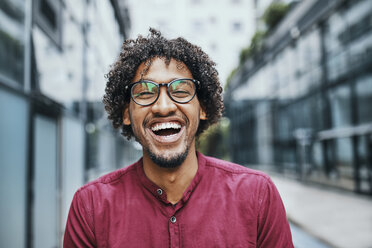 Porträt eines jungen Mannes mit Brille - ZEDF01532