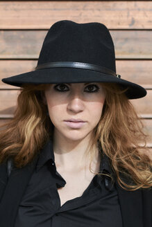 Mittlere erwachsene Frau mit schwarzem Hut - IGGF00560