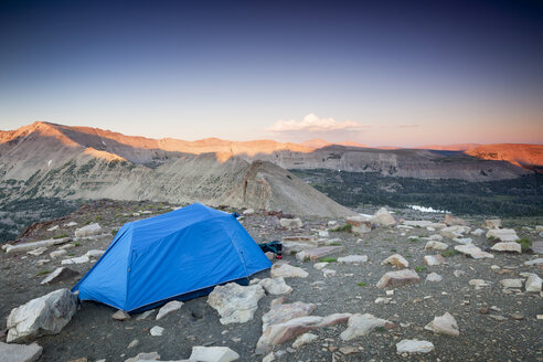 Ein Zelt wird hoch über der Uinta Wilderness in Utah aufgeschlagen. - AURF03710