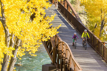 Eine Mutter und ihre Tochter fahren Mountainbike auf dem Animas River Trail in Durango, Colorado. - AURF03728