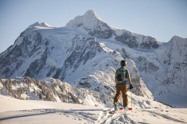 Ein Skifahrer überquert ein Schneefeld. - AURF03738