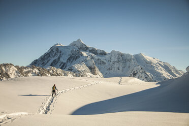 Ein Schneeschuhläufer geht zum Mount Shuksan. - AURF03739