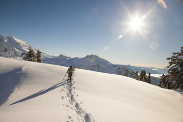 Ein Schneeschuhläufer erkundet Artist Point in der Nähe von Mount Baker. - AURF03740