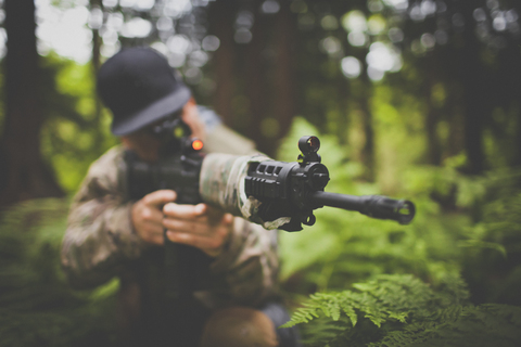 Ein Soldat zielt mit seiner automatischen Waffe., lizenzfreies Stockfoto