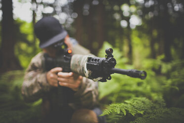 Ein Soldat zielt mit seiner automatischen Waffe. - AURF03741
