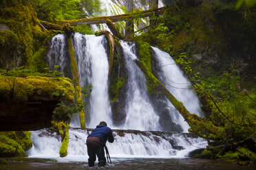 Ein Fotograf macht ein Bild von den Lower Panther Falls. - AURF03744