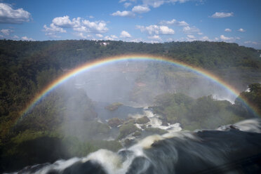 Ein Regenbogen an den Iguazu-Fällen in Argentinien. - AURF03772
