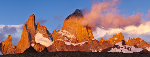 Eine Person vor dem Mount Fitzroy bei Sonnenaufgang., lizenzfreies Stockfoto