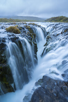 Ein einzigartiger Wasserfall, bekannt als Br├║arfoss in Island. - AURF03774