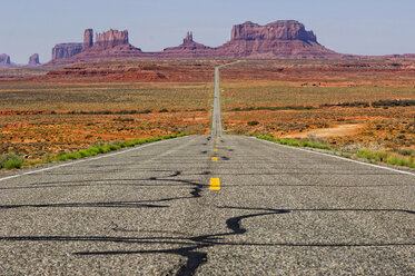 Eine Straße, die zum Monument Valley führt - AURF03776