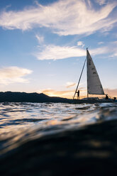 Ein Segelboot auf dem Lake Tahoe bei Sonnenuntergang. - AURF03777