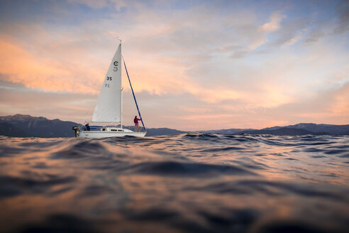 Ein Segelboot auf dem Lake Tahoe bei Sonnenuntergang. - AURF03778