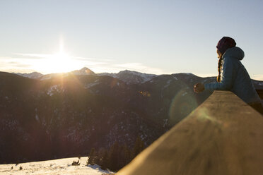 Eine Skifahrerin beobachtet den Sonnenuntergang in Montanas wunderschönem Hinterland. - AURF03806