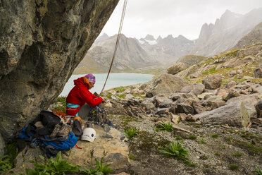 Eine Frau unterhalb eines Kletterfelsens, Titcomb Basin, Wind River Range, Pinedale, Wyoming. - AURF03814