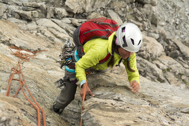 Eine Felskletterin im Titcomb Basin, WInd River Range, Pinedale, Wyoming. - AURF03815