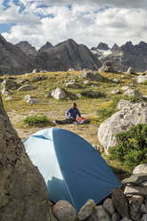 Eine Frau zeltet im Titcomb Basin, WInd River Range, Pinedale, Wyoming. - AURF03816