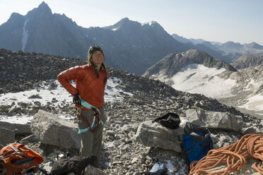 Eine Felskletterin im Titcomb Basin, Wind River Range, Pinedale, Wyoming. - AURF03817