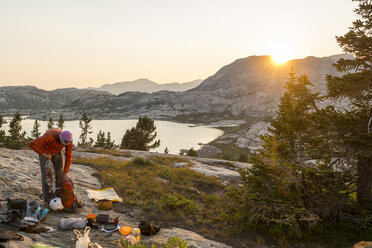 Eine Frau packt ihr Lager im Titcomb Basin, Wind River Range, Pinedale, Wyoming. - AURF03818