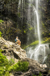 Eine Frau wandert unterhalb eines Wasserfalls, Pagosa Springs, Colorado. - AURF03819