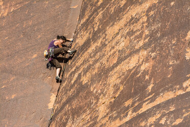 A woman rock climbing in Indian Creek, Monticello, Utah. - AURF03822
