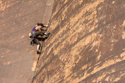 Eine Frau beim Klettern in Indian Creek, Monticello, Utah. - AURF03822
