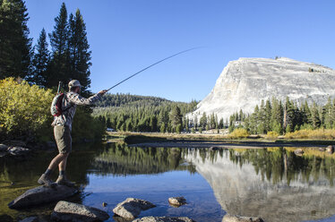 Ein junger Mann fischt mit der Fliege in Tuolumne Meadows, Kalifornien. - AURF03837