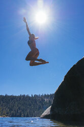 Eine Frau springt ins Wasser, Lake Tahoe. - AURF03840