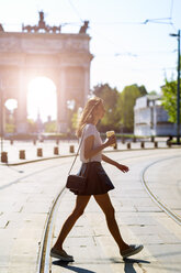 Italien, Mailand, junge Frau beim Spaziergang in der Stadt - GIOF04289