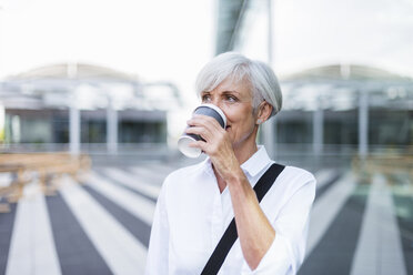 Ältere Geschäftsfrau in der Stadt beim Kaffeetrinken - DIGF05029