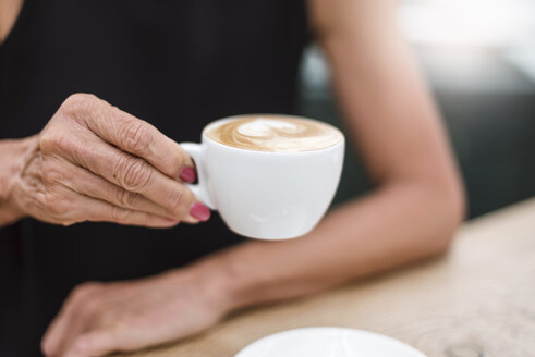 Nahaufnahme einer älteren Frau mit einer Tasse Cappuccino - DIGF05075