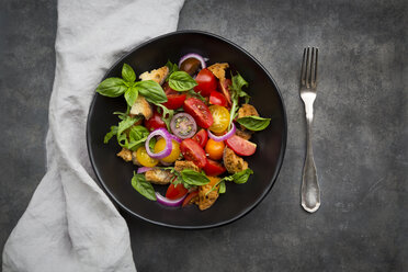 Panzanella aus geröstetem Ciabatta, Rucola, roten Zwiebeln, Tomaten und Basilikum - LVF07406