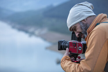 Fotograf mit Kamera in natürlicher Umgebung - AURF03861