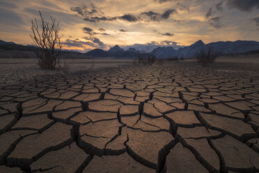 Trockene, rissige Erde bei Sonnenuntergang, Leon, Provinz Leon, Spanien - AURF03865