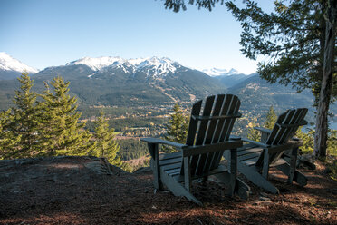 Liegestühle mit Blick auf die Berge, Whistler, British Columbia, Kanada - AURF03875