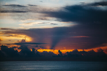 Himmel bei Sonnenuntergang über dem Meer - AURF03883