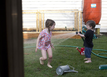 Children playing with garden hose - AURF03905