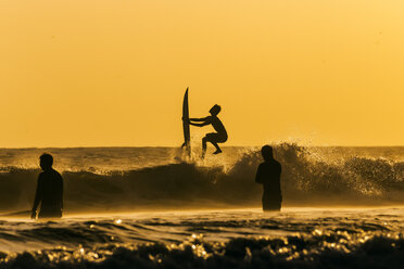 Surfer bei Sonnenuntergang - AURF03912