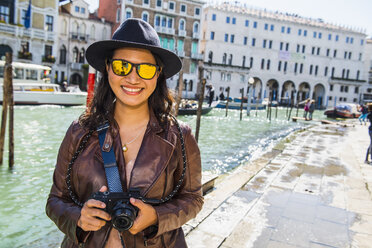 Tourist mit Kamera, Canal Grande, Venedig, Italien - AURF03929