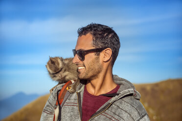 Mann mit Affe auf der Schulter, Mount Batur, Bali, Indonesien - AURF03944