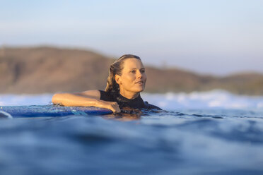 Frau beim Surfen im Meer - AURF03946