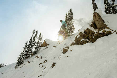 Extremskifahrer in der Luft nach einem Klippensprung, Crested Butte, Colorado, USA - AURF03968